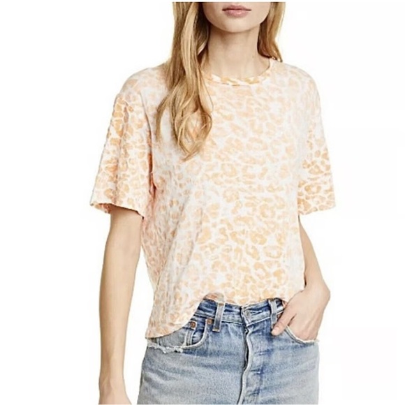 le superbe Tops - Women's Peach Leopard Print Short‎ Sleeve Top
